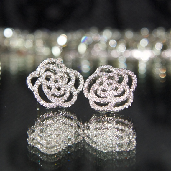 Stunning and Dainty 14kt Gold Dipped Swarovski Ear - Picture 3 of 8